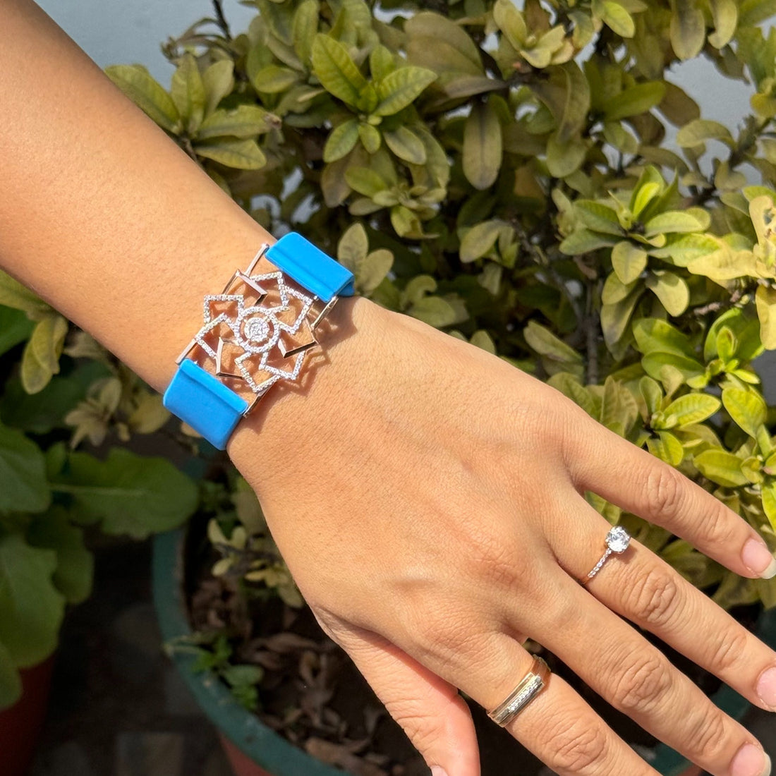 295 Silver Vinca Radiance Bracelet – Modern Floral Charm in Rose Gold